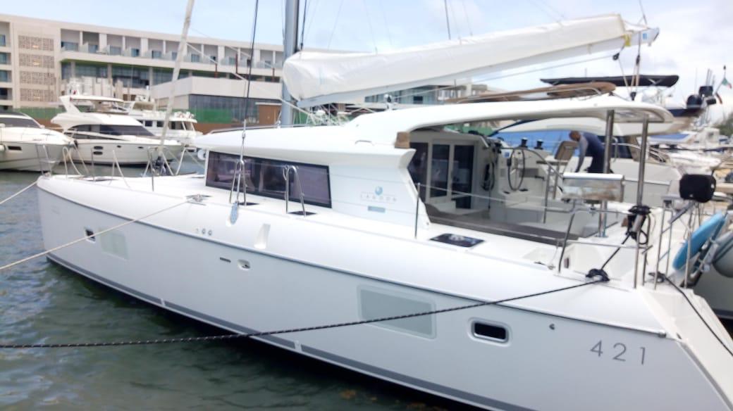 42′-lagoon-sailing-catamaran